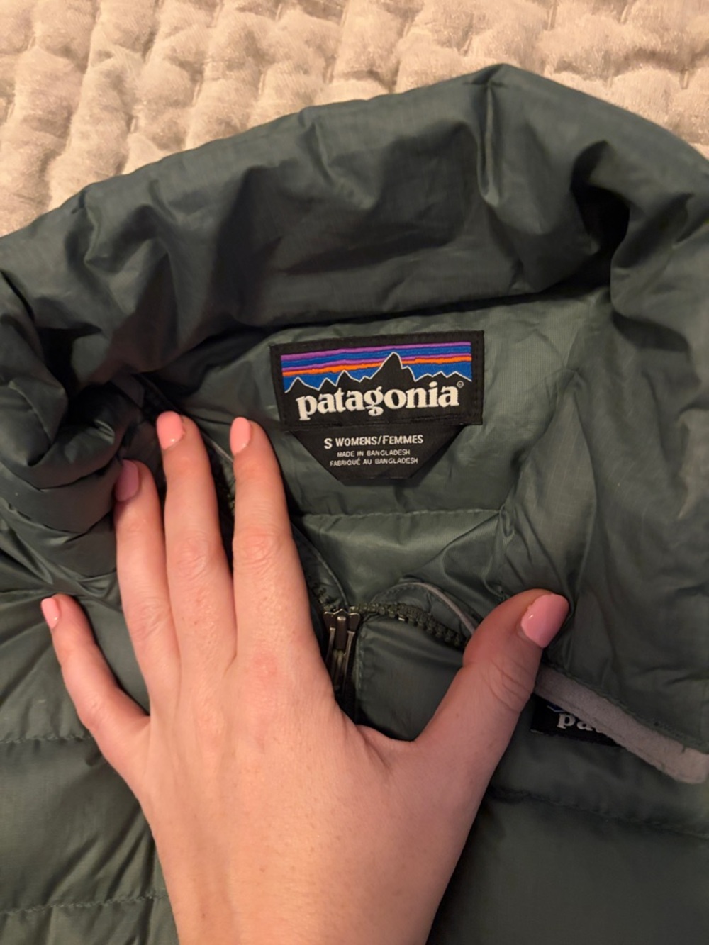 Patagonia Women's Puffer Jacket in Sage Green - Picture 3 of 13